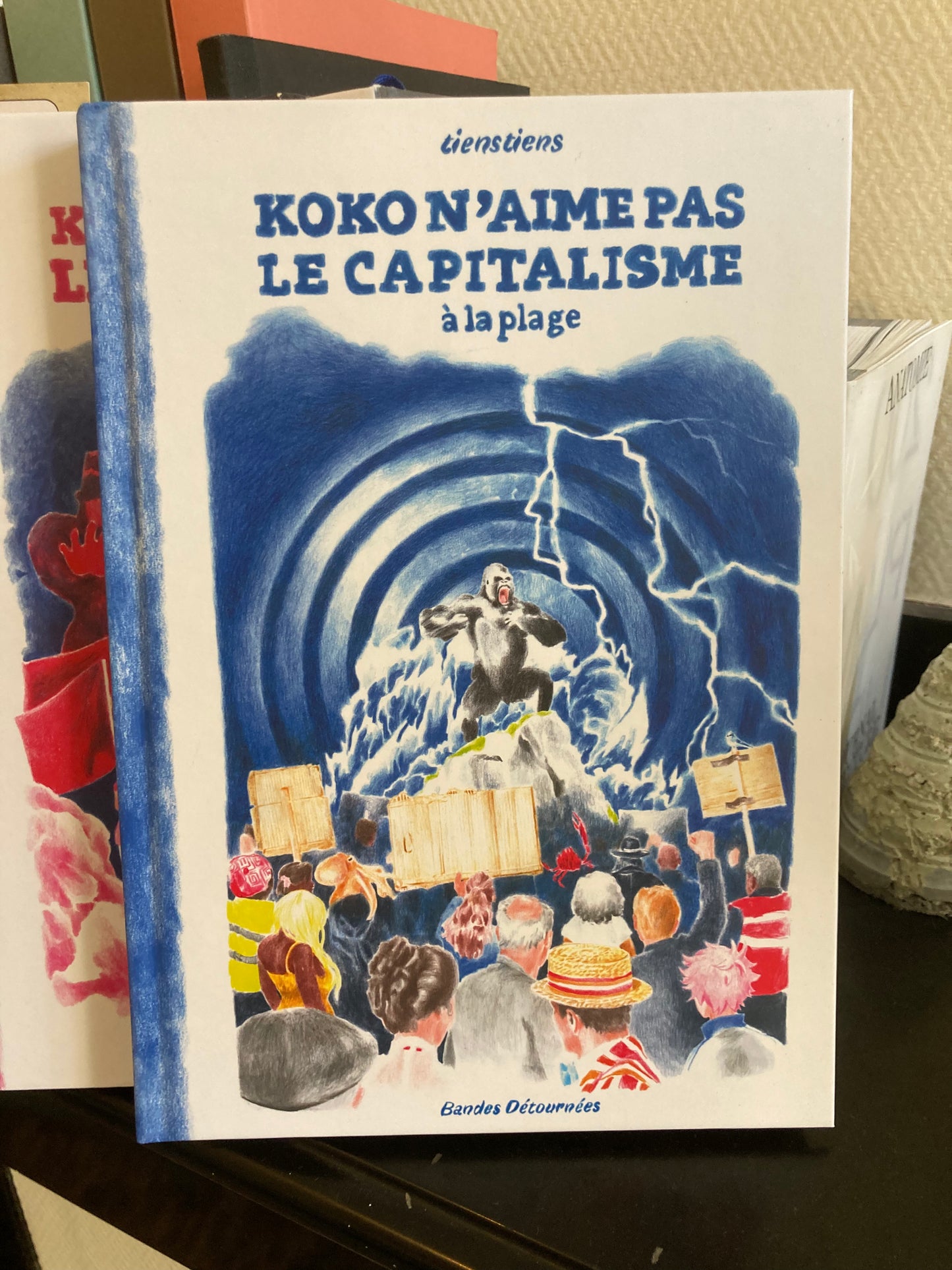 Koko n'aime pas le capitalisme à la plage (tienstiens)