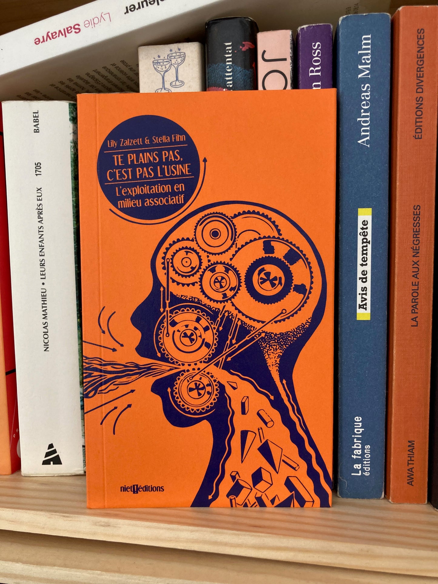 Te plains pas, c'est pas l'usine (Lily Zalzett, Stella Fihn)